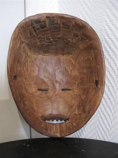 De style du Nigeria. Masque en bois sculpté...