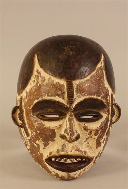 De style du Nigeria. Masque en bois sculpté...