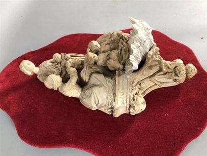Bénitier avec scène en haut relief : deux...