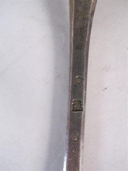 Fourchette et cuiller à ragoût en argent...