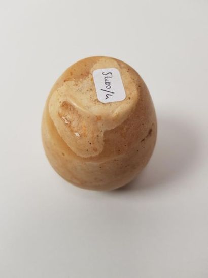 Vase à corps convexe en albâtre, lèvre ourlée
Egypte...