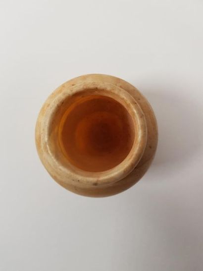 Vase à corps convexe en albâtre, lèvre ourlée
Egypte...