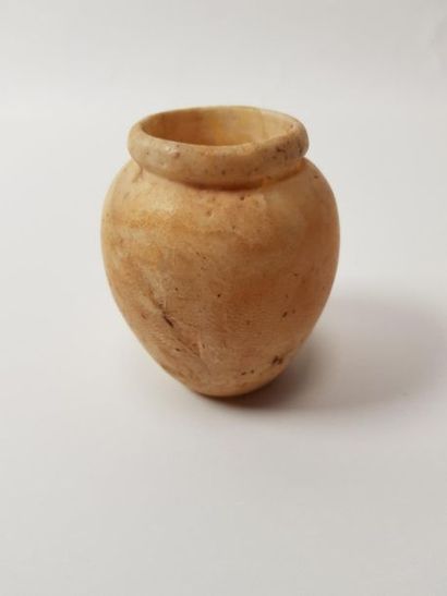 Vase à corps convexe en albâtre, lèvre ourlée
Egypte...