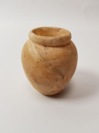 Vase à corps convexe en albâtre, lèvre ourlée
Egypte...