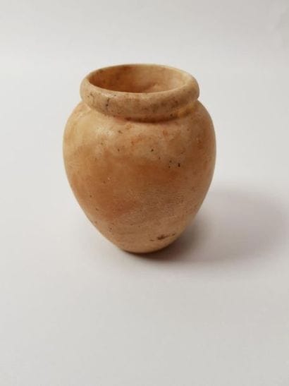 Vase à corps convexe en albâtre, lèvre ourlée
Egypte...