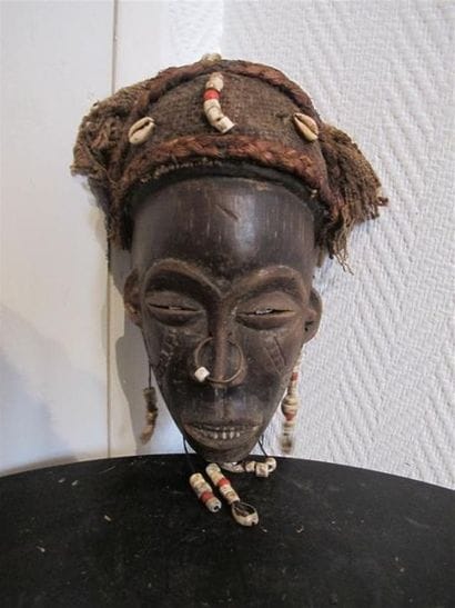 Masque, de style Chokwe en bois sculpté,...