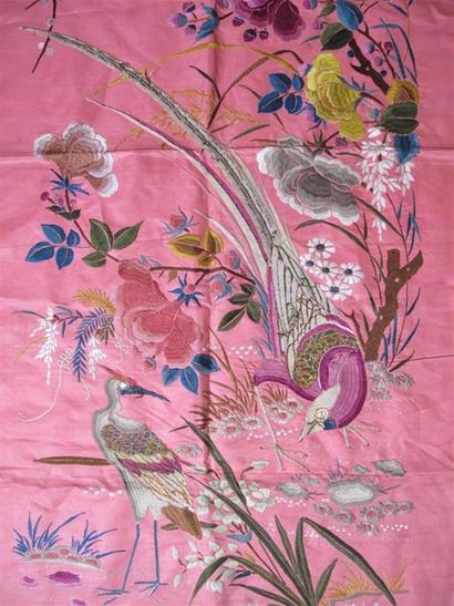 Tissu en soie rose brodé d'oiseaux branchés....