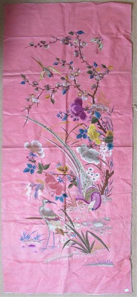 Tissu en soie rose brodé d'oiseaux branchés....