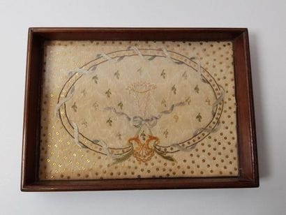 Petit plateau avec décor de noeud brodé