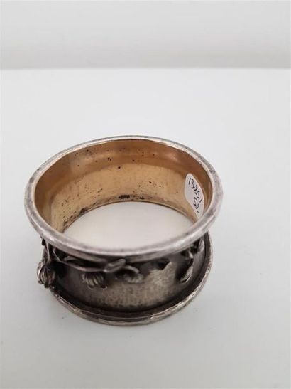 Rond de serviette en argent à décor gravé...