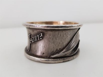 Rond de serviette en argent à décor gravé...