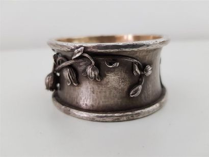 Rond de serviette en argent à décor gravé...