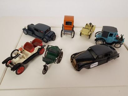 Lot de petites voitures en plastique et métal...