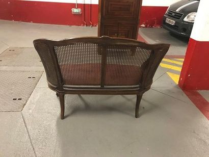 Un canapé corbeille de style Louis XVI. en...