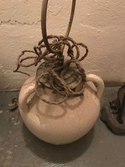 UNE lampe en céramique. 