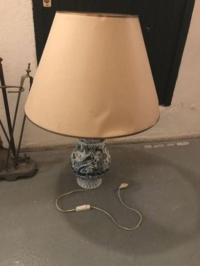 UNE lampe en céramique. 