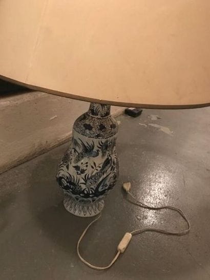 UNE lampe en céramique. 