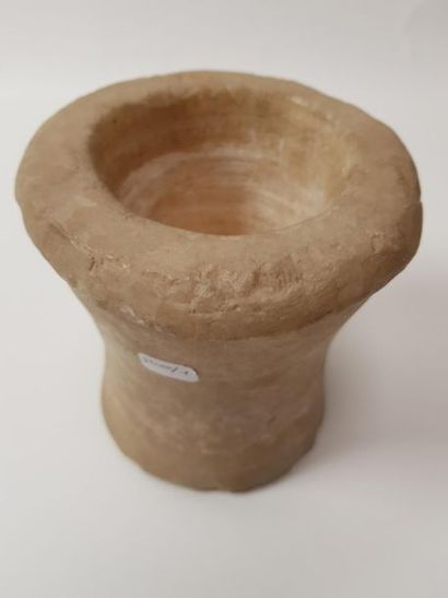 Vase en albâtre à lèvre ourlée
Très petits...