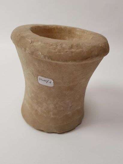 Vase en albâtre à lèvre ourlée
Très petits...