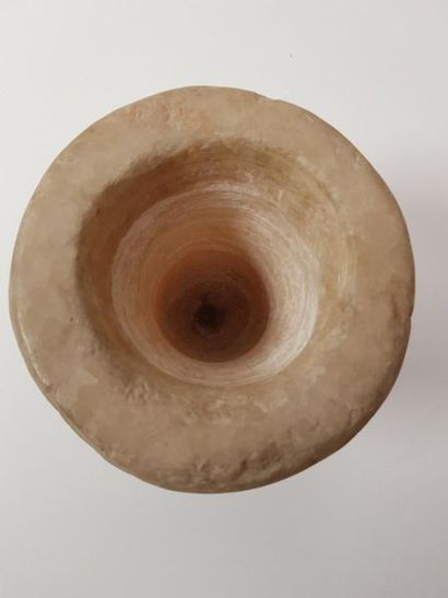 Vase en albâtre à lèvre ourlée
Très petits...
