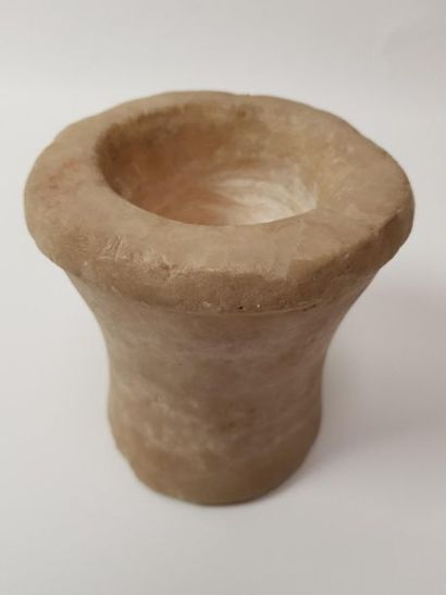 Vase en albâtre à lèvre ourlée
Très petits...