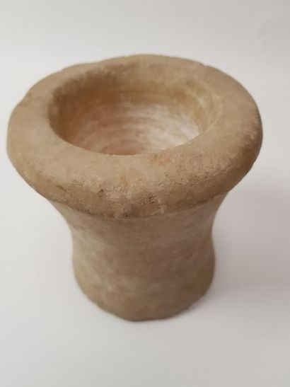 Vase en albâtre à lèvre ourlée
Très petits...