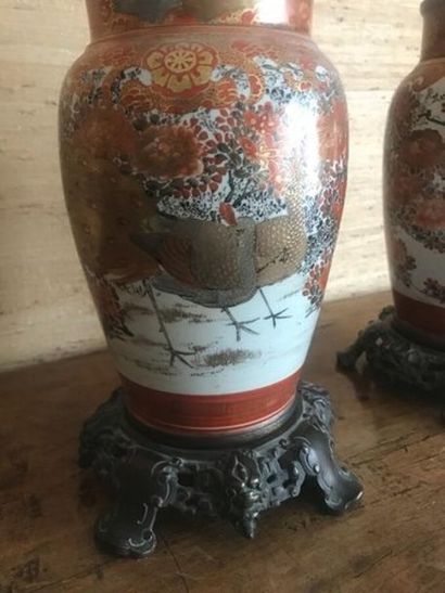 Paire de vases en faïence du Japon, vers...