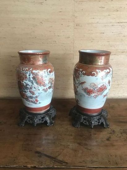 Paire de vases en faïence du Japon, vers...
