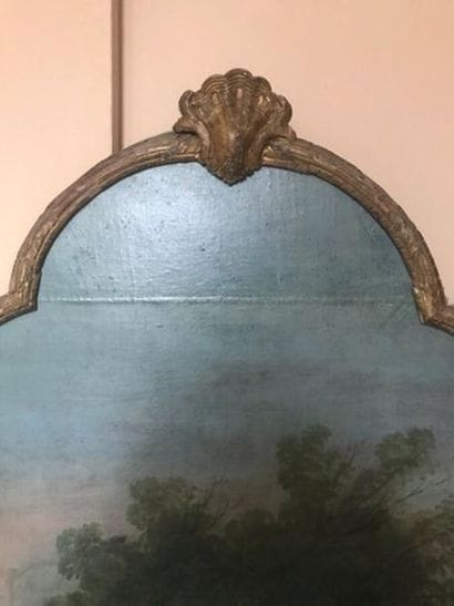 Un trumeau en bois doré à décor dune toile...