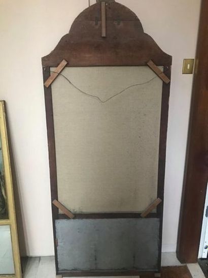 Un trumeau en bois doré à décor dune toile...