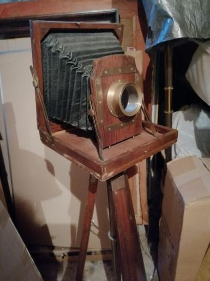 CHAMBRE PHOTOGRAPHIQUE en bois sur trépi...