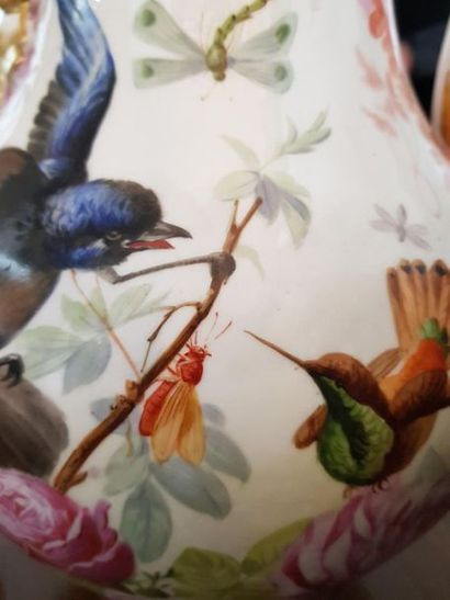 PARIS 
Paire de grandes verseuses en porcelaine...