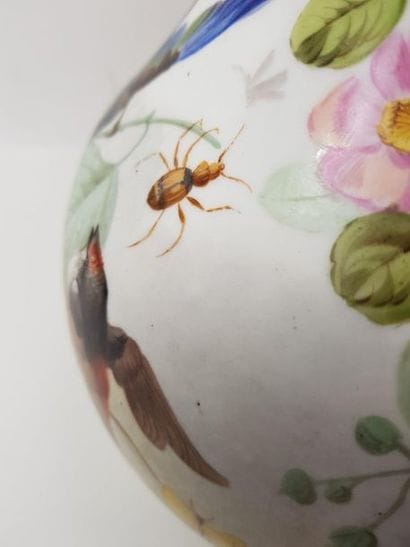 PARIS 
Paire de grandes verseuses en porcelaine...