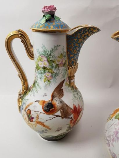 PARIS 
Paire de grandes verseuses en porcelaine...