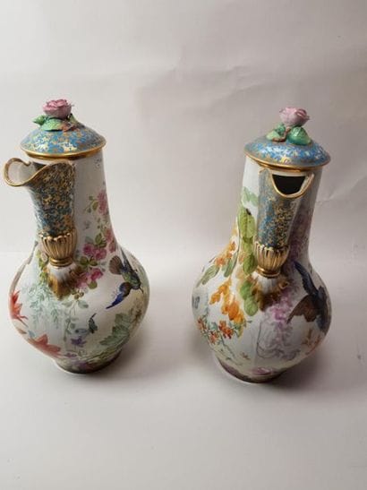 PARIS 
Paire de grandes verseuses en porcelaine...