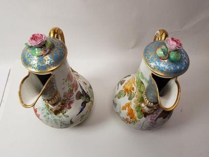 PARIS 
Paire de grandes verseuses en porcelaine...