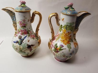 PARIS 
Paire de grandes verseuses en porcelaine...