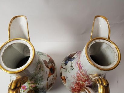 PARIS 
Paire de grandes verseuses en porcelaine...