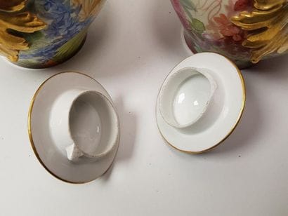 PARIS 
Paire de grandes verseuses en porcelaine...