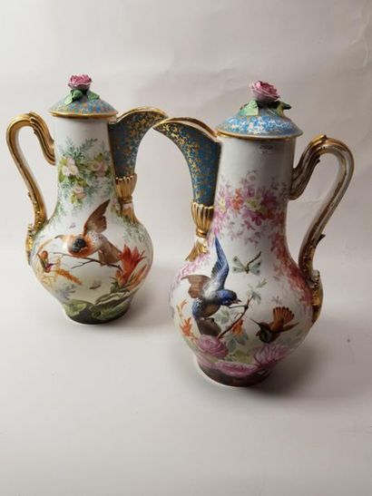 PARIS 
Paire de grandes verseuses en porcelaine...