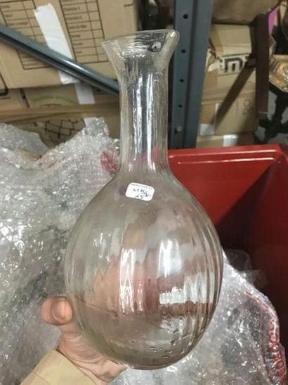 Trois carafes ou décanteurs à vin