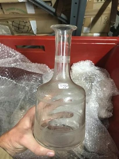 Trois carafes ou décanteurs à vin