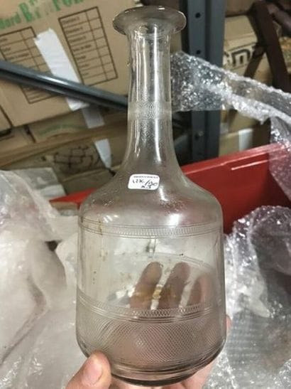Trois carafes ou décanteurs à vin