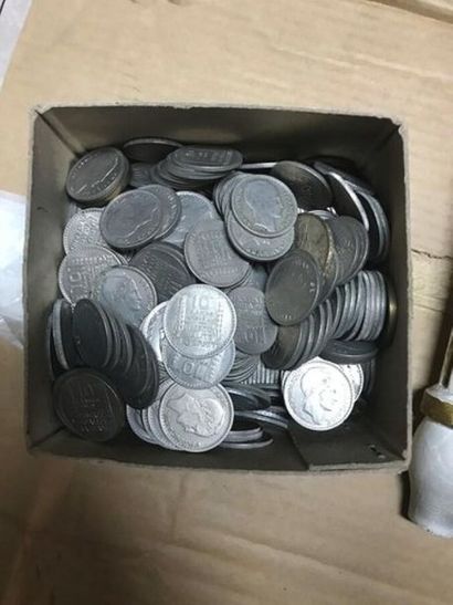 Trois boîtes de monnaies diverses