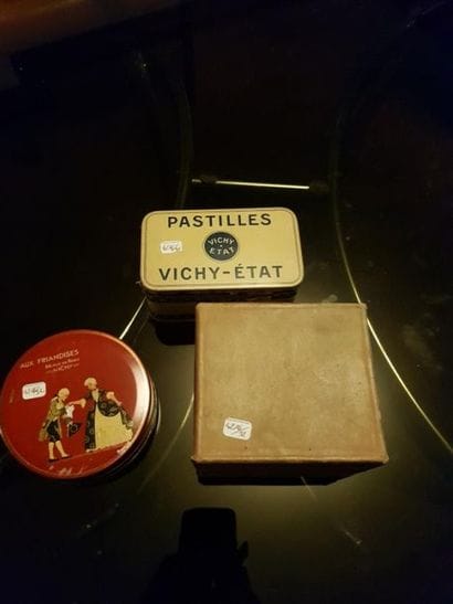 Trois boîtes de monnaies diverses