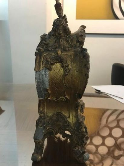Une pendule de style Rococo
Accidents et...