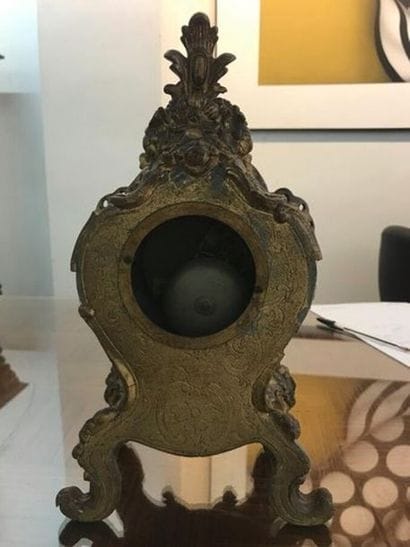Une pendule de style Rococo
Accidents et...