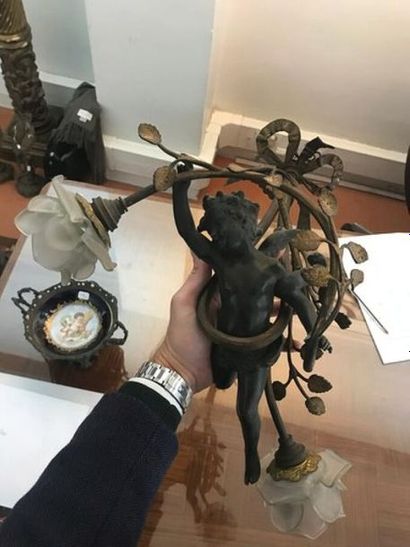 Suspension en bronze figurant un angelot