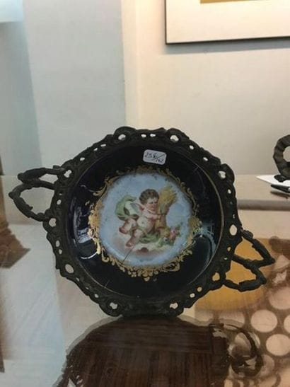 Une coupelle en métal et porcelaine