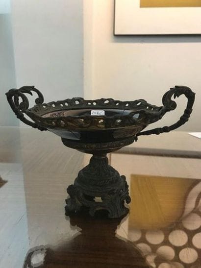 Une coupelle en métal et porcelaine